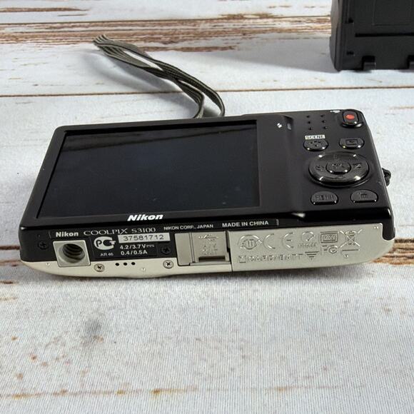 Nikon COOLPIX S3100 14MP Digital Camera – Gold – Tested – Charger & Battery - Picture 6 of 7